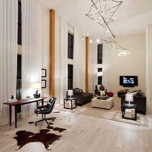 Ispirazione per un soggiorno eclettico con parquet chiaro, pareti beige e pavimento beige