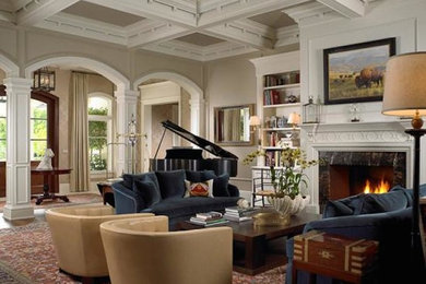 Großes, Fernseherloses, Offenes Klassisches Musikzimmer mit beiger Wandfarbe, braunem Holzboden, Kamin und gefliester Kaminumrandung in Boston