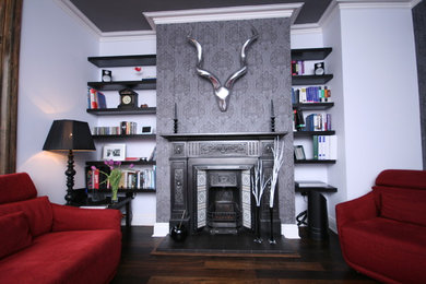 Mittelgroßes, Repräsentatives, Abgetrenntes Klassisches Wohnzimmer mit grauer Wandfarbe, dunklem Holzboden und Kaminumrandung aus Metall in Cheshire