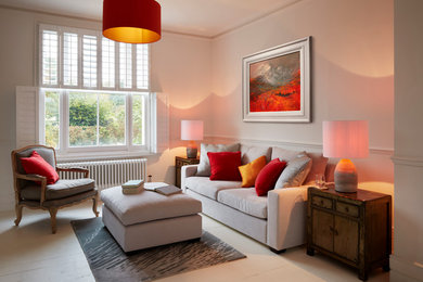 Repräsentatives Modernes Wohnzimmer mit weißer Wandfarbe und gebeiztem Holzboden in Kent
