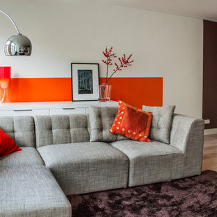 Foto de salón minimalista con parades naranjas y suelo beige