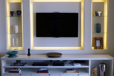 Inspiration pour un grand salon design ouvert avec un mur beige, parquet foncé et un téléviseur fixé au mur.