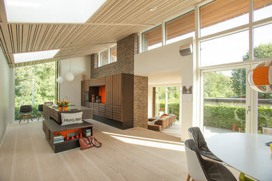 Idee per un grande soggiorno nordico con pareti bianche e pavimento in legno verniciato