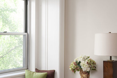 Mittelgroßes, Repräsentatives, Fernseherloses, Abgetrenntes Klassisches Wohnzimmer mit grauer Wandfarbe und braunem Holzboden in New York