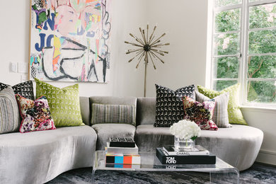 Esempio di un soggiorno design aperto con pareti bianche, parquet scuro e pavimento marrone