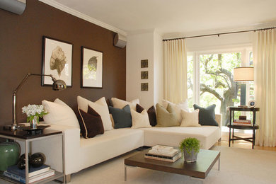 Foto de salón para visitas cerrado minimalista de tamaño medio sin chimenea y televisor con paredes marrones y suelo de madera clara
