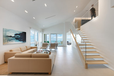 Стильный дизайн: большая парадная, открытая гостиная комната в стиле модернизм с белыми стенами, полом из керамогранита и бежевым полом без камина, телевизора - последний тренд