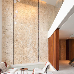 Ejemplo de salón cerrado, minimalista, con paredes beige y suelo beige