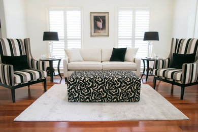 Mittelgroßes, Offenes Modernes Wohnzimmer mit weißer Wandfarbe und braunem Holzboden in Sydney