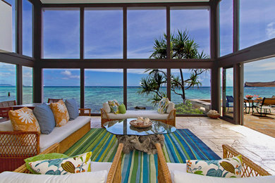 ハワイにある広いビーチスタイルのおしゃれなリビング (ベージュの床、テレビなし) の写真