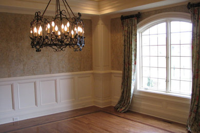 Foto de salón cerrado tradicional de tamaño medio con paredes azules y suelo de madera en tonos medios
