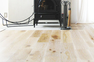 Foto de salón cerrado marinero pequeño con paredes blancas, suelo de madera clara y estufa de leña
