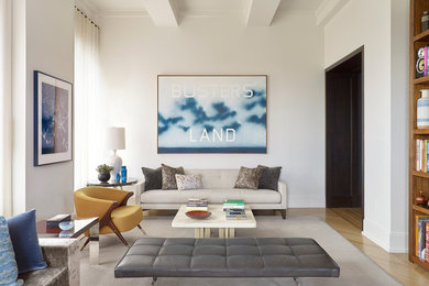 Foto de salón para visitas abierto contemporáneo grande sin chimenea y televisor con paredes blancas, suelo de madera clara y suelo beige