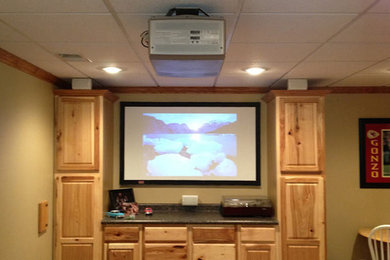 Imagen de salón tradicional grande con televisor colgado en la pared