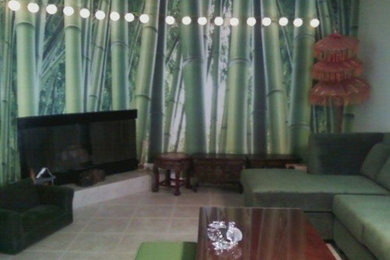 Imagen de salón cerrado tropical grande con paredes verdes y chimenea de esquina