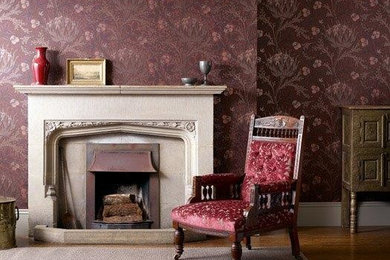 メルボルンにあるお手頃価格の中くらいなトラディショナルスタイルのおしゃれなリビング (濃色無垢フローリング、標準型暖炉、石材の暖炉まわり、茶色い床) の写真