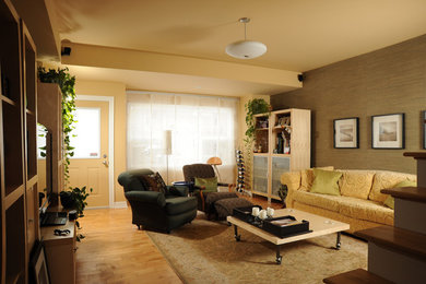 Esempio di un soggiorno classico di medie dimensioni e chiuso con pareti gialle, parquet chiaro, nessun camino e TV autoportante