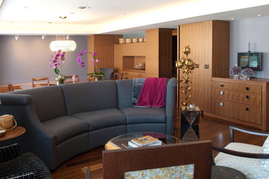 Ejemplo de salón para visitas abierto moderno de tamaño medio sin chimenea y televisor con paredes grises, suelo de madera en tonos medios y suelo beige