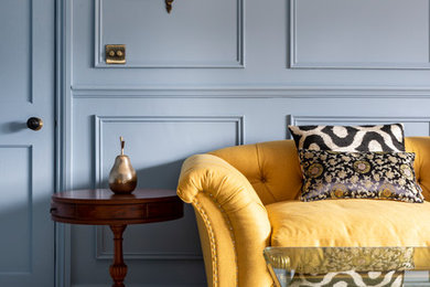 Mittelgroßes, Repräsentatives, Abgetrenntes Klassisches Wohnzimmer mit blauer Wandfarbe, braunem Holzboden, Kamin, Kaminumrandung aus Stein, verstecktem TV und grauem Boden in London