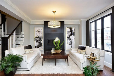 Стильный дизайн: парадная гостиная комната среднего размера в стиле модернизм с серыми стенами, паркетным полом среднего тона, горизонтальным камином, фасадом камина из металла и коричневым полом - последний тренд