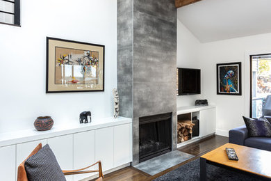 バンクーバーにある高級な広いコンテンポラリースタイルのおしゃれなLDK (白い壁、濃色無垢フローリング、標準型暖炉、タイルの暖炉まわり、壁掛け型テレビ、茶色い床) の写真