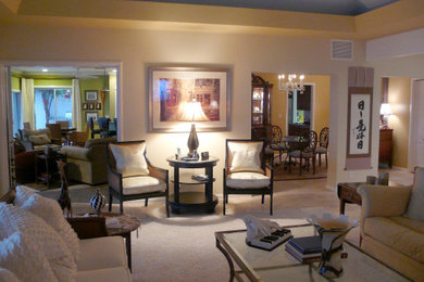 Ejemplo de salón abierto clásico renovado grande con paredes blancas, suelo de mármol y suelo beige