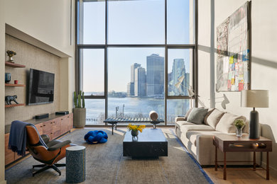 Idee per un soggiorno minimal con pareti bianche, pavimento in legno massello medio, TV a parete e pavimento marrone
