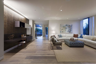 Diseño de salón para visitas abierto minimalista grande sin chimenea y televisor con paredes blancas, suelo de madera en tonos medios y suelo marrón