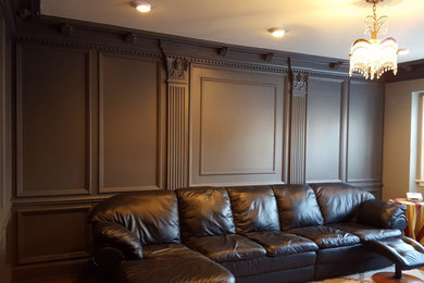 Diseño de salón para visitas cerrado tradicional pequeño sin chimenea con paredes grises, suelo de madera en tonos medios y televisor independiente
