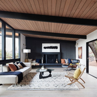 Offenes Retro Wohnzimmer mit weißer Wandfarbe, Kamin, grauem Boden, freigelegten Dachbalken, gewölbter Decke und Holzdecke in San Francisco