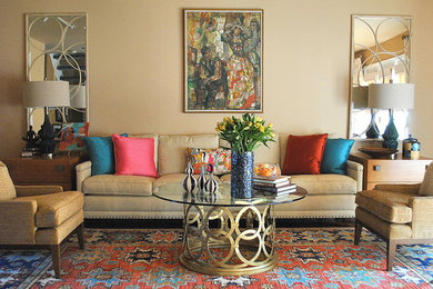 Ejemplo de salón para visitas abierto vintage de tamaño medio sin chimenea y televisor con suelo de madera en tonos medios y paredes beige