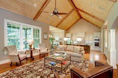 Diseño de salón para visitas abierto tradicional grande sin chimenea y televisor con paredes beige, suelo de madera oscura y suelo marrón
