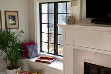 ボストンにある広いトランジショナルスタイルのおしゃれなLDK (グレーの壁、濃色無垢フローリング、標準型暖炉、タイルの暖炉まわり、据え置き型テレビ、茶色い床) の写真