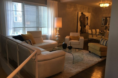 Источник вдохновения для домашнего уюта: парадная, двухуровневая гостиная комната среднего размера в современном стиле с серыми стенами, темным паркетным полом и коричневым полом