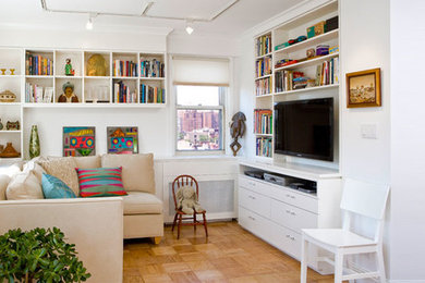 Пример оригинального дизайна: маленькая открытая гостиная комната в стиле неоклассика (современная классика) с с книжными шкафами и полками, белыми стенами, паркетным полом среднего тона и телевизором на стене без камина для на участке и в саду