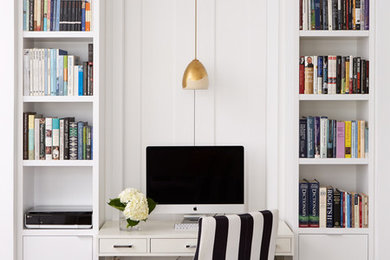 На фото: двухуровневая гостиная комната среднего размера в современном стиле с с книжными шкафами и полками, белыми стенами, светлым паркетным полом, телевизором на стене и бежевым полом