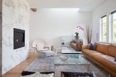 На фото: гостиная комната в современном стиле с белыми стенами, светлым паркетным полом и горизонтальным камином с