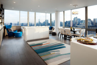 Großes, Offenes Modernes Wohnzimmer mit grauer Wandfarbe, Porzellan-Bodenfliesen und verstecktem TV in New York
