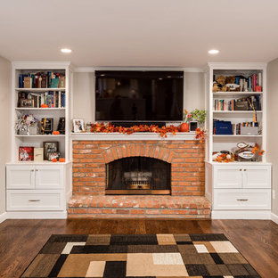 Mittelgroßes, Abgetrenntes Klassisches Wohnzimmer mit grauer Wandfarbe, Terrakottaboden, Kamin, Kaminumrandung aus Backstein, Wand-TV und braunem Boden in Detroit