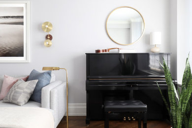 Imagen de salón con rincón musical cerrado y gris moderno de tamaño medio sin chimenea con paredes grises, suelo de madera oscura y televisor colgado en la pared