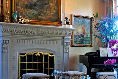 ダラスにある高級な広いトラディショナルスタイルのおしゃれなリビング (ベージュの壁、濃色無垢フローリング、標準型暖炉、漆喰の暖炉まわり) の写真