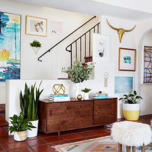 Kleines Stilmix Wohnzimmer mit Terrakottaboden in Los Angeles
