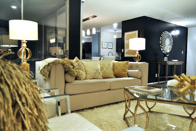 Modelo de salón para visitas cerrado clásico renovado de tamaño medio con paredes negras, suelo de madera oscura y televisor colgado en la pared