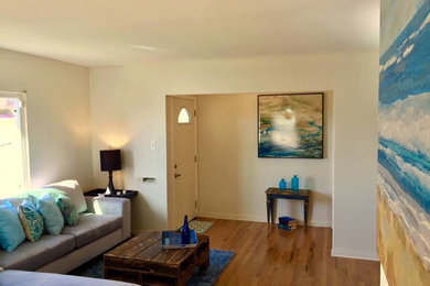 Mittelgroßes, Fernseherloses, Offenes Klassisches Wohnzimmer mit weißer Wandfarbe, braunem Holzboden und braunem Boden in Orange County