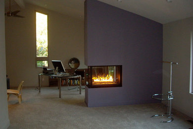 Modelo de salón cerrado minimalista de tamaño medio con paredes multicolor, moqueta, chimenea de doble cara y suelo gris