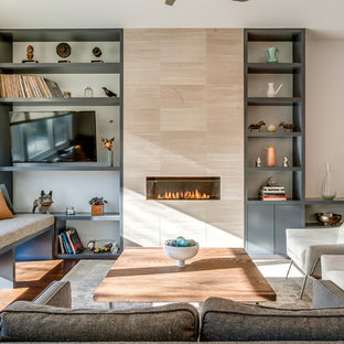 Imagen de salón para visitas abierto, contemporáneo, de tamaño medio, con marco de chimenea de baldosas y/o azulejos, chimenea lineal, paredes beige, suelo de madera oscura y televisor colgado en la pared