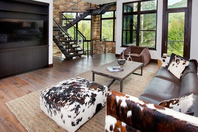 Inspiration pour un salon design ouvert et de taille moyenne avec un mur blanc, un sol en bois brun, un téléviseur encastré et aucune cheminée.