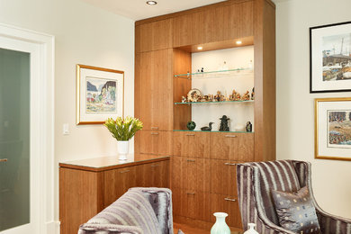 Ispirazione per un grande soggiorno contemporaneo aperto con pareti grigie, pavimento in legno massello medio e pavimento marrone