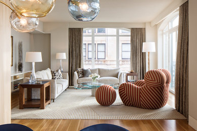 Ispirazione per un grande soggiorno minimalista aperto con sala formale, pareti beige e pavimento in legno massello medio
