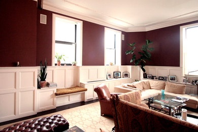 Cette image montre un salon design avec une salle de réception, un mur marron et un sol en bois brun.